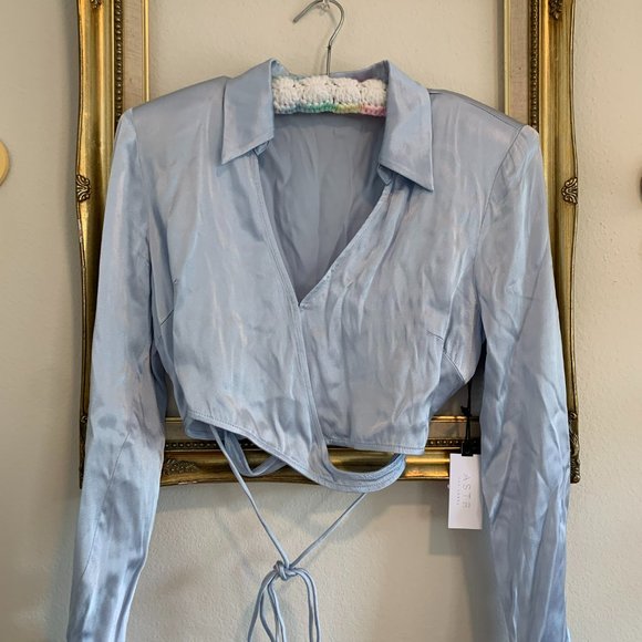 ASTR Delphi Satin Pointed Collar Wrap Top Women's - Picture 2 of 6